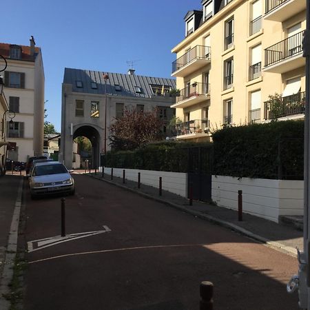 Proche Du Chateau De Versaillles Une Chambre Avec Jardin Versailles Exterior foto